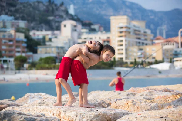 Bambini felici che giocano in spiaggia d'estate — Foto Stock