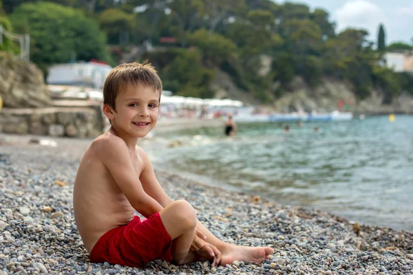 Cute portrait of a preschool child on the beach — Stock Photo, Image