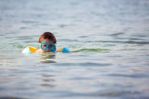 Niño con equipo de buceo, nadando en el mar — Foto de Stock
