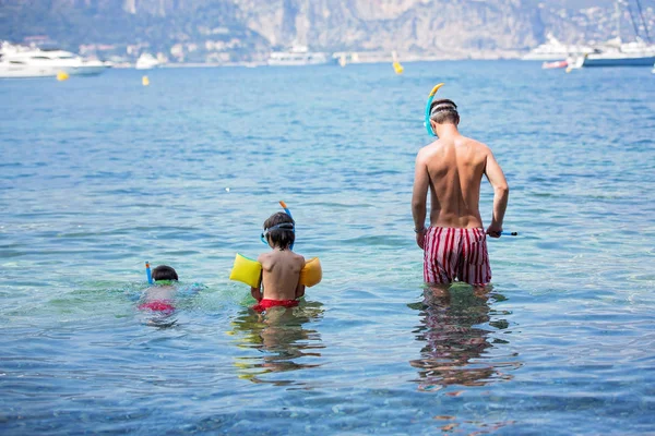 Padre e due bambini, ragazzi, pronti a fare immersioni subacquee — Foto Stock