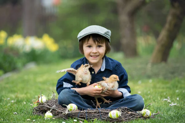 Lindo niño preescolar, niño, jugando con huevos de Pascua y c —  Fotos de Stock