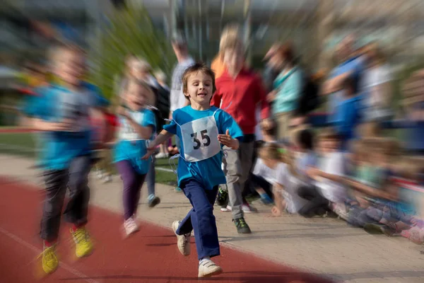 Preschool kinderen lopen op de weg van de marathon — Stockfoto