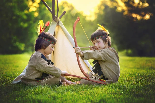 Χαριτωμένο πορτρέτο των αμερικανών ιθαγενών αγόρια με κοστούμια, παίζοντας — Φωτογραφία Αρχείου