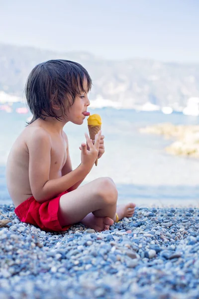 Dos niños felices, hermanos, comiendo helado en la playa — Foto de Stock