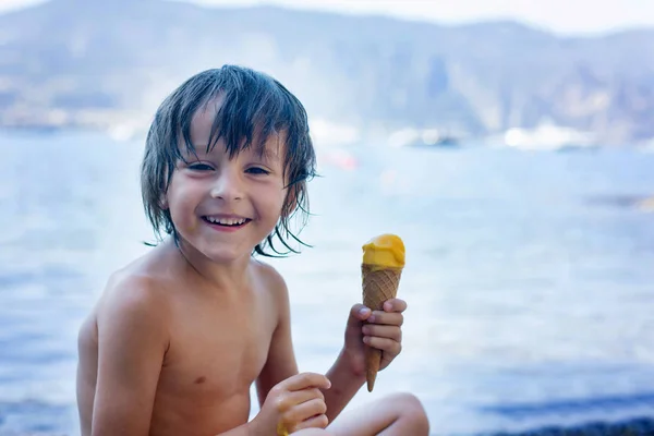 Due bambini felici, fratelli maschi, che mangiano gelato sulla spiaggia — Foto Stock