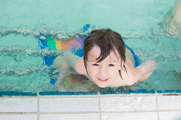 Dulce niño, niño, jugando en el mundo del agua parque infantil, disfrutando de —  Fotos de Stock