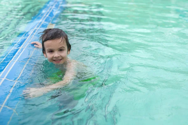 Doce criança, menino, brincando no parque aquático do mundo, desfrutando em — Fotografia de Stock