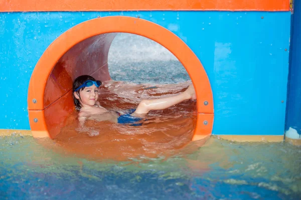 Doce criança, menino, brincando no parque aquático do mundo, desfrutando em — Fotografia de Stock