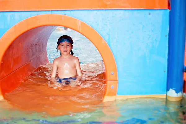 Söta barn, pojke, som leker i vatten världen lekplats, njuter på — Stockfoto