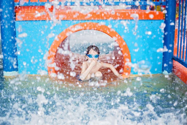 Enfant doux, garçon, jouant dans l'aire de jeux du monde de l'eau, appréciant à — Photo