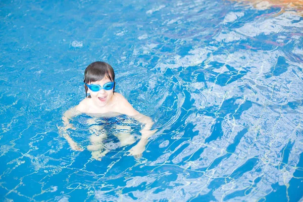 Lieve kind, jongen, spelen in de wereld van de waterspeeltuin, genieten van op — Stockfoto