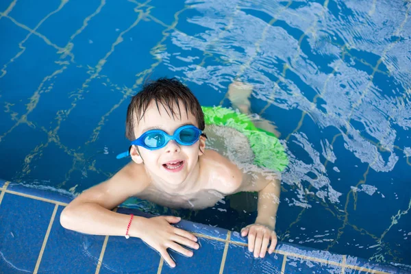 Dolce bambino, ragazzo, giocare nel parco giochi mondo dell'acqua, godendo a — Foto Stock