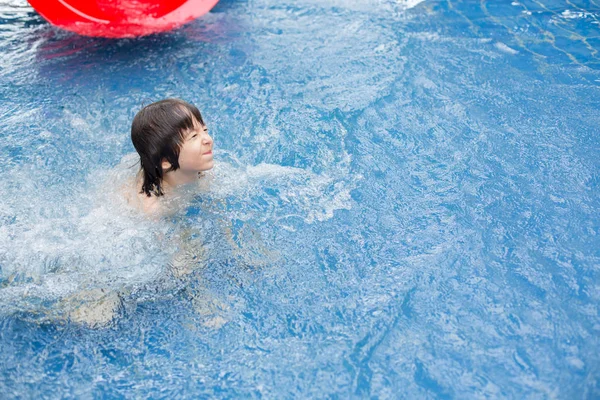 Dolce bambino, ragazzo, giocare nel parco giochi mondo dell'acqua, godendo a — Foto Stock