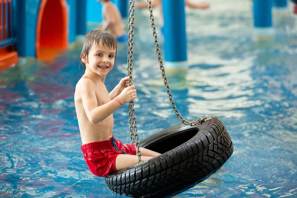 Süßes Kind, Junge, spielen in der Wasserwelt Spielplatz, genießen bei — Stockfoto