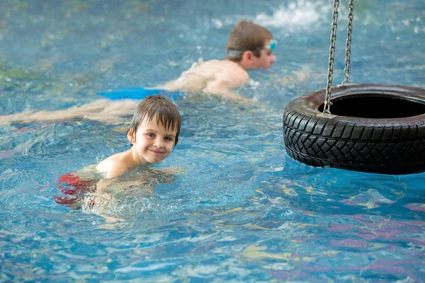 Dulce niño, niño, jugando en el mundo del agua parque infantil, disfrutando de — Foto de Stock