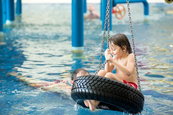 Sweet ребенок, мальчик, играющий в мире воды игровая площадка, наслаждаясь — стоковое фото