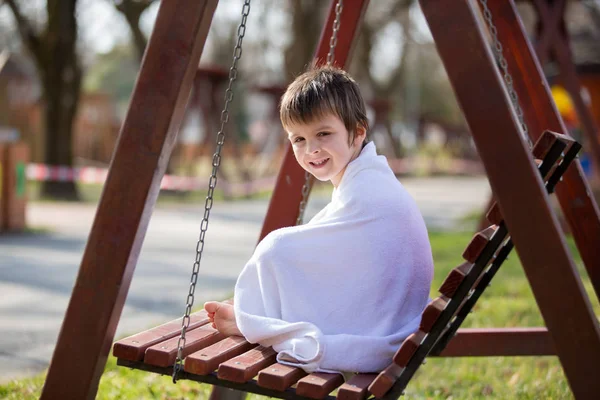 Süßes Kind, Junge, spielen in der Wasserwelt Spielplatz, genießen bei — Stockfoto