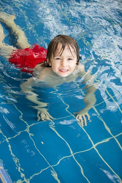 Dulce niño, niño, jugando en el mundo del agua parque infantil, disfrutando de —  Fotos de Stock