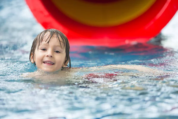 Sladké dítě, chlapec, hrající ve vodní hřiště světa, se těší na — Stock fotografie