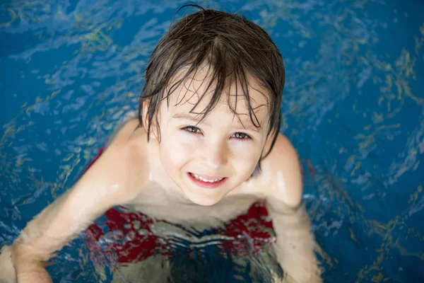 Dulce niño, niño, jugando en el mundo del agua parque infantil, disfrutando de — Foto de Stock