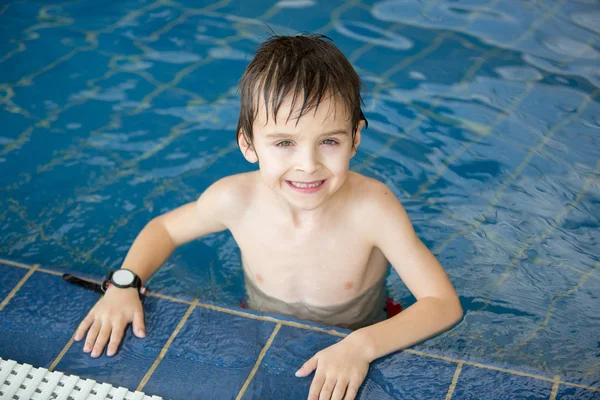 Doce criança, menino, brincando no parque aquático do mundo, desfrutando em — Fotografia de Stock