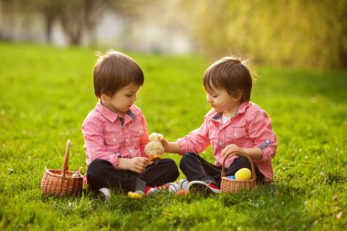 Having oyunculuk ile renkli yumurta Paskalya için iki erkek parkta,