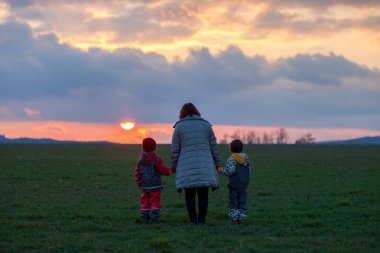 İki sevimli çocuk, erkek kardeşler, güzel izlerken muhteşem