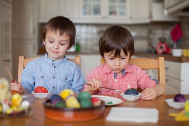 İki erkek, yumurta Paskalya için boyama