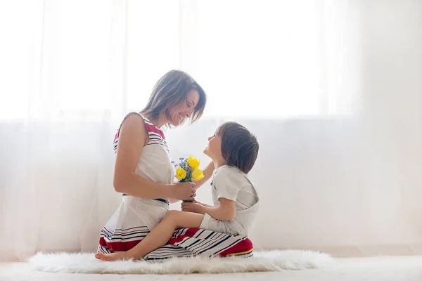 Mother and her child, embracing with tenderness and care — Stock Photo, Image