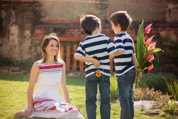 Cute little boy, giving present to his mom for Mothers day — Stock Photo, Image