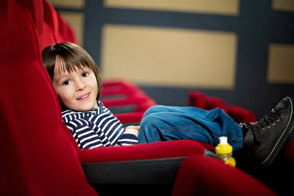 Due bambini in età prescolare, fratelli gemelli, guardando film in the cin — Foto Stock