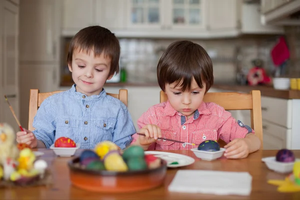 Two boys, coloring eggs for Easter — Stock Photo, Image