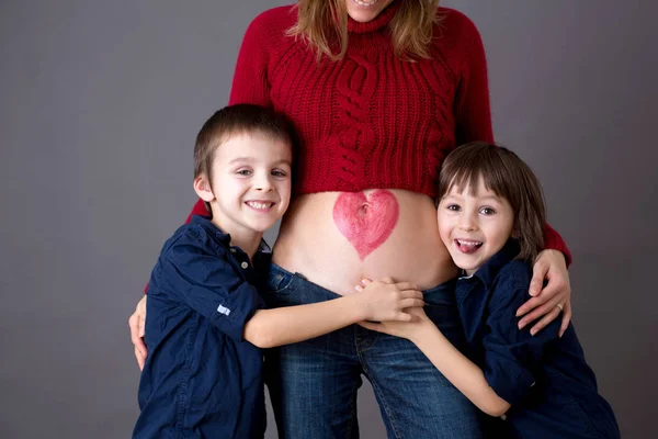 Όμορφα παιδιά προσχολικής ηλικίας, αγκαλιάζοντας τους έγκυος mom — Φωτογραφία Αρχείου