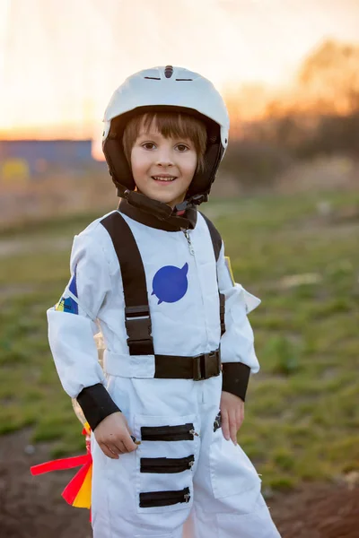 Entzückender kleiner Junge, als Astronaut verkleidet, spielt im Park — Stockfoto