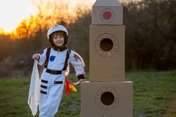 Anak kecil yang manis, berpakaian sebagai astronot, bermain di taman — Stok Foto