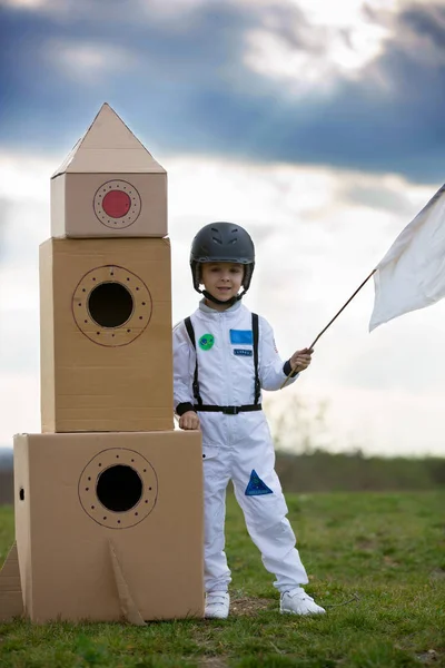 Mały chłopiec, ubrany jak astronauta, grając w parku — Zdjęcie stockowe