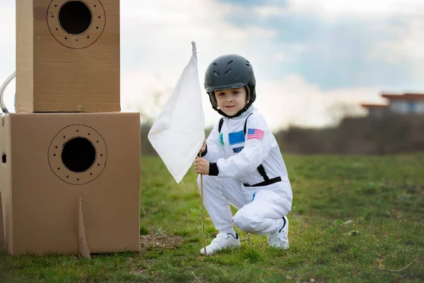 Entzückender kleiner Junge, als Astronaut verkleidet, spielt im Park — Stockfoto