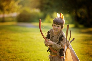 Sevimli outd oynarken Kızılderili çocuk kostümleri ile portresi