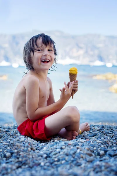 Két boldog gyermekek, testvérek fiú, jégkrém evés a parton — Stock Fotó