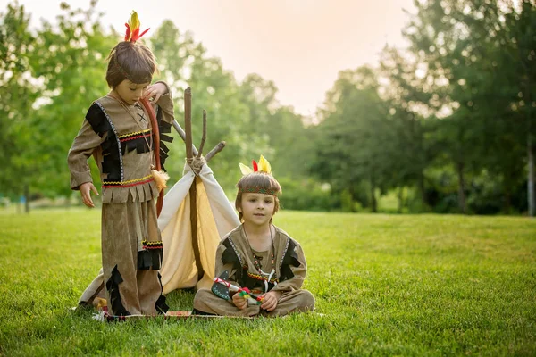 Carino ritratto di ragazzi nativi americani con costumi, giocando fuori — Foto Stock