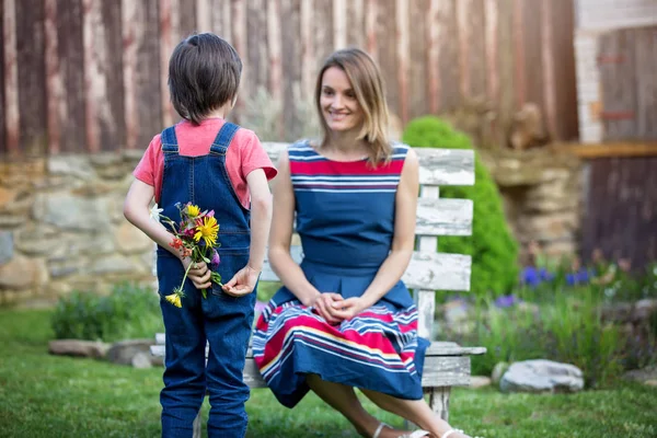 Cute little boy, giving present to his mom for Mothers day — Stock Photo, Image