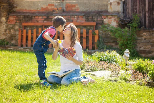 Menino bonito, dando presente para sua mãe para o dia das mães em th — Fotografia de Stock