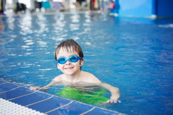 Dulce niño, niño, jugando en el mundo del agua parque infantil, disfrutando de —  Fotos de Stock