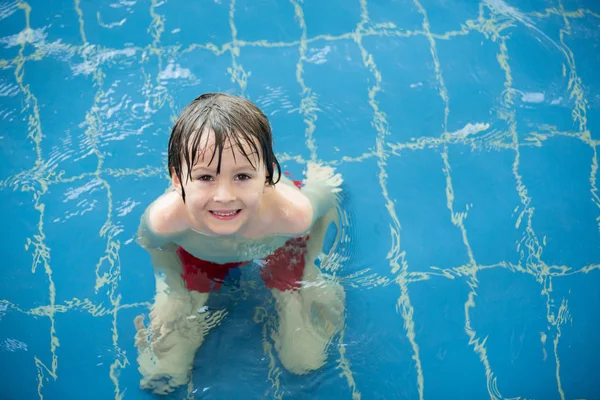 Dulce niño, niño, jugando en el mundo del agua parque infantil, disfrutando de — Foto de Stock