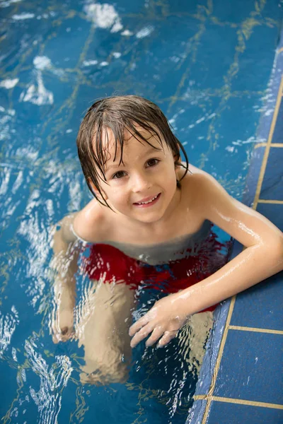Lieve kind, jongen, spelen in de wereld van de waterspeeltuin, genieten van op — Stockfoto