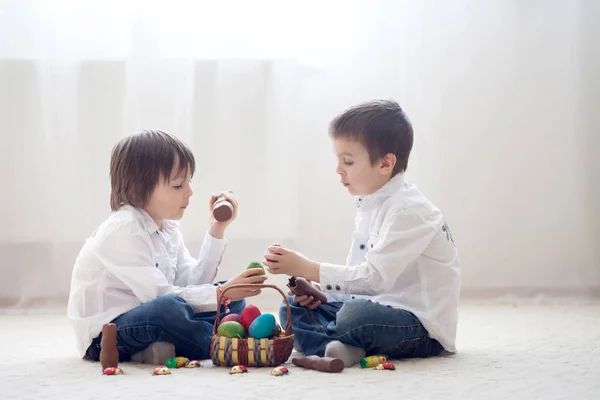 Duas crianças adoráveis, irmãos meninos, se divertindo comendo ch — Fotografia de Stock