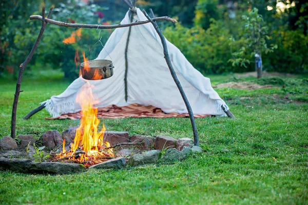 Zwei süße Kinder, junge Brüder, campen draußen im Sommer auf — Stockfoto