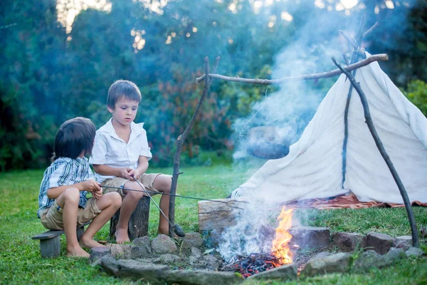 Dwa słodkie dzieci, chłopak braci, camping poza latem na — Zdjęcie stockowe