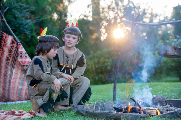 Carino ritratto di ragazzi nativi americani con costumi, giocando fuori — Foto Stock