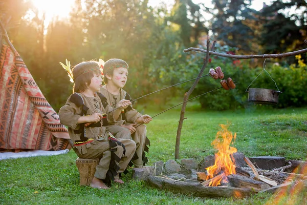 Cute portrait of native american boys with costumes, playing out — Stock Photo, Image